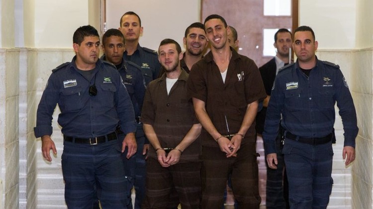 Criminales de LeHaVa sonriendo tras ser arrestados por incendiar un colegio integrado.