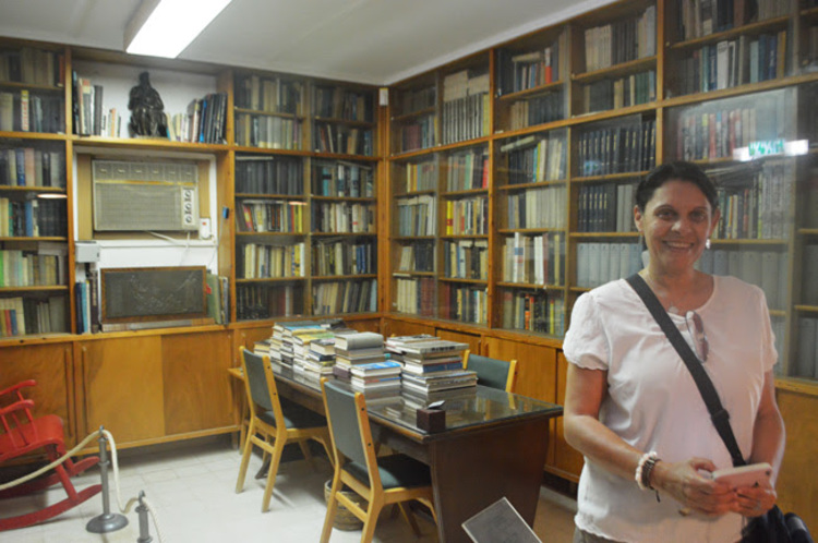 Dina en la biblioteca de Ben Gurion