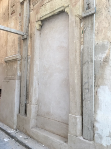 Puerta lateral de la sinagoga sellada con ladrillos