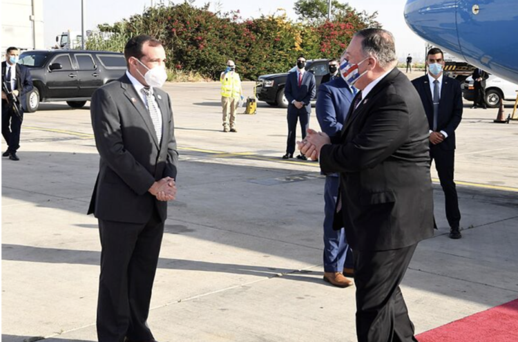 Mike Pompeo con mascarilla de EEUU, a su llegada hoy a Israel EFE.