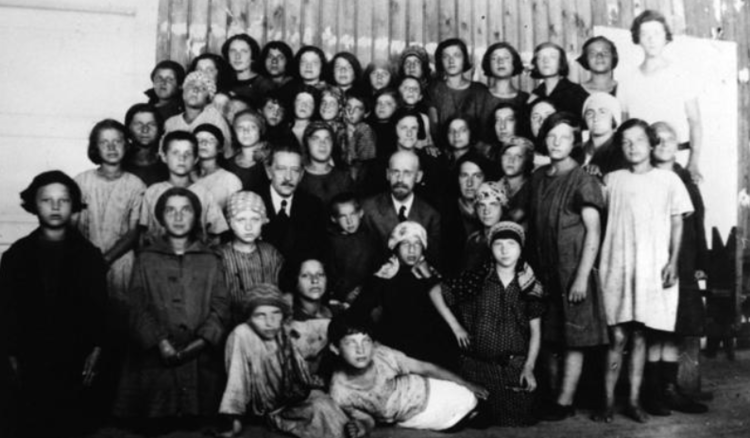 Korczak junto a “sus niños”